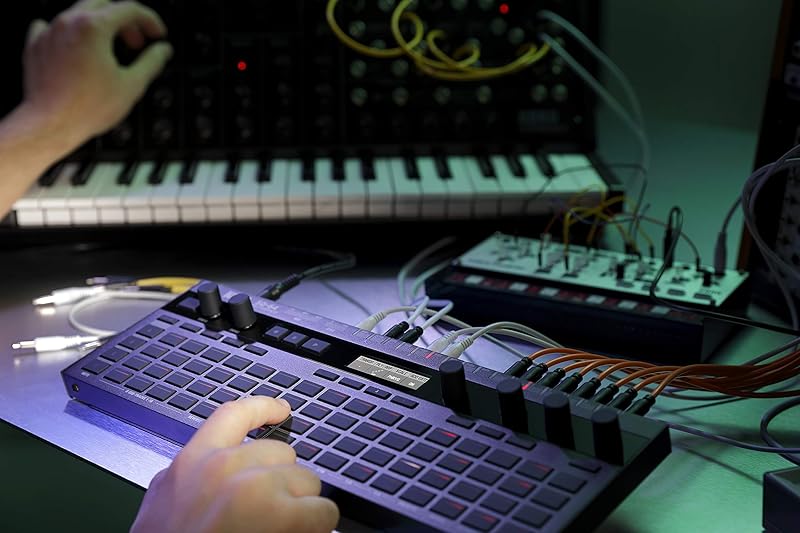 KORG SQ-64 - 64個のパッドを搭載した多機能ポリフォニック